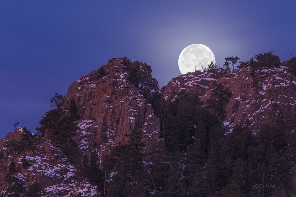 Setting Moon at Dawn ©2015ConDaily